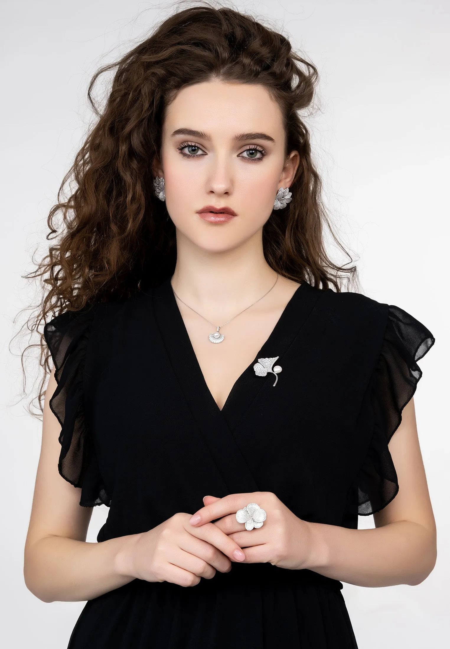 Deco Fan and Pearl Pendant Necklace in Silver