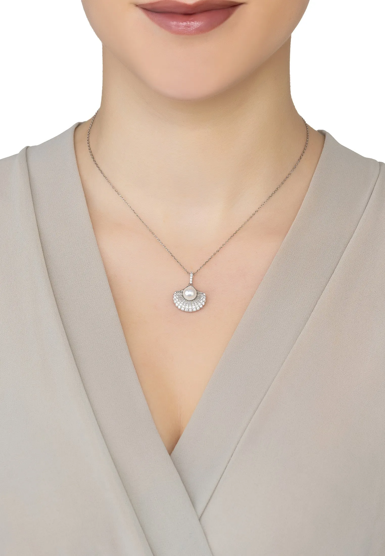 Deco Fan and Pearl Pendant Necklace in Silver